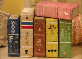 Двір прикрасять книги з… цегли