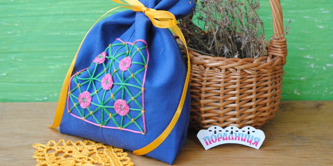 Мішечок для духмяних трав оздобимо вишивкою на сітці