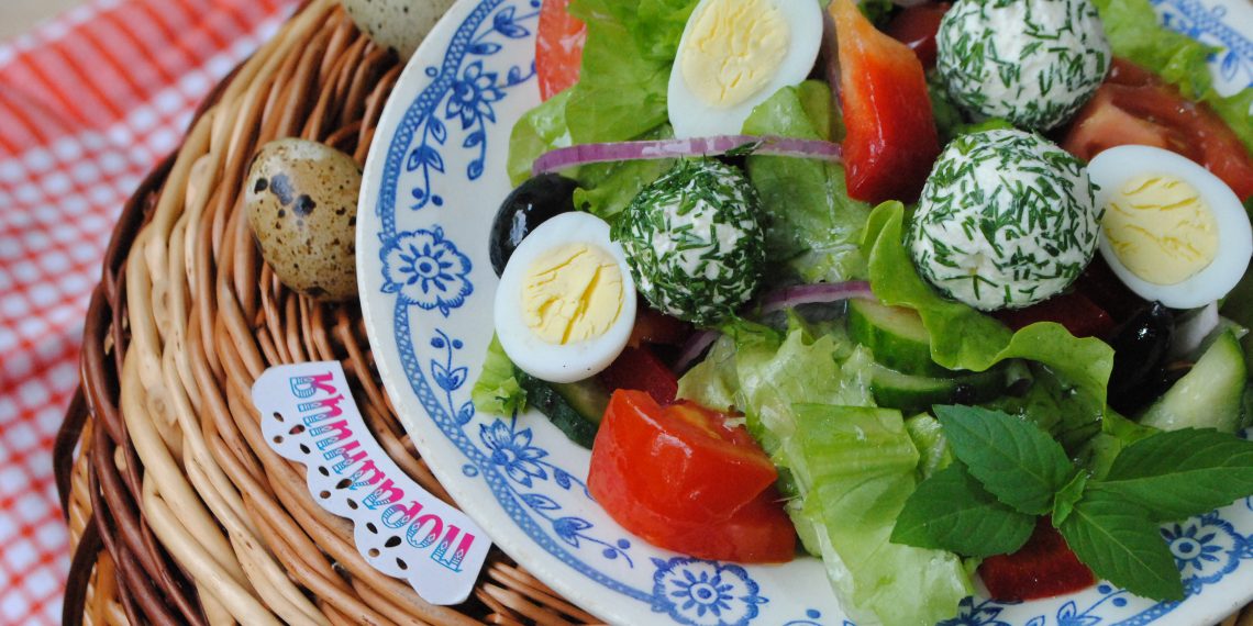 Салат зі свіжих овочів із сирними кульками