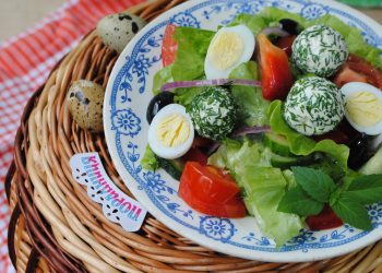 Салат зі свіжих овочів із сирними кульками