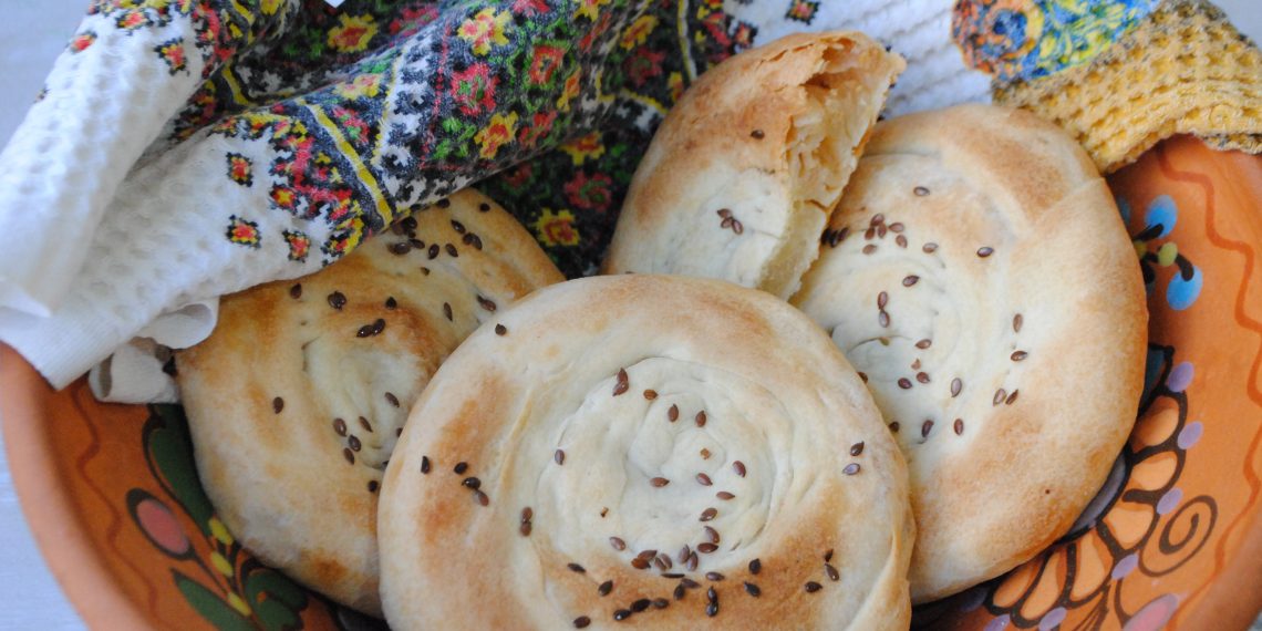 Випічка «з нічого»: листкові палянички з цибулею