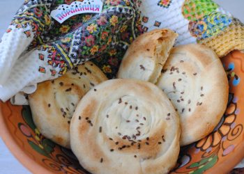 Випічка «з нічого»: листкові палянички з цибулею