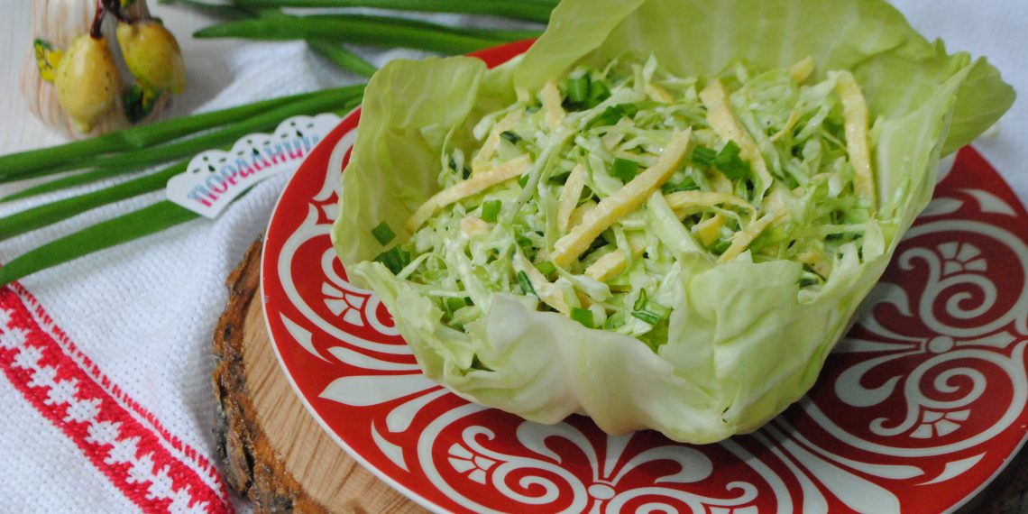 Салат із молодої капусти з яйцями