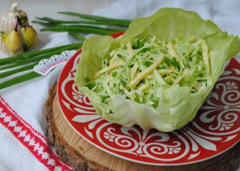 Салат із молодої капусти з яйцями