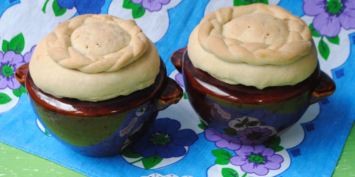 Печеня в горщиках і кришечки з тіста із секретом