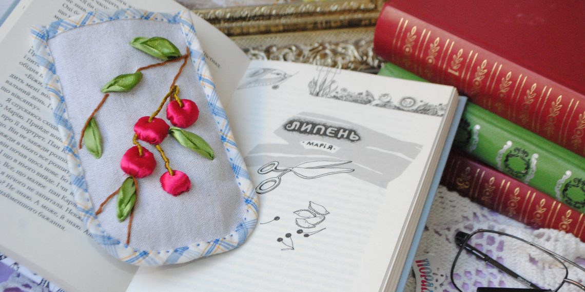 Об’ємна вишивка прикрасить футляр