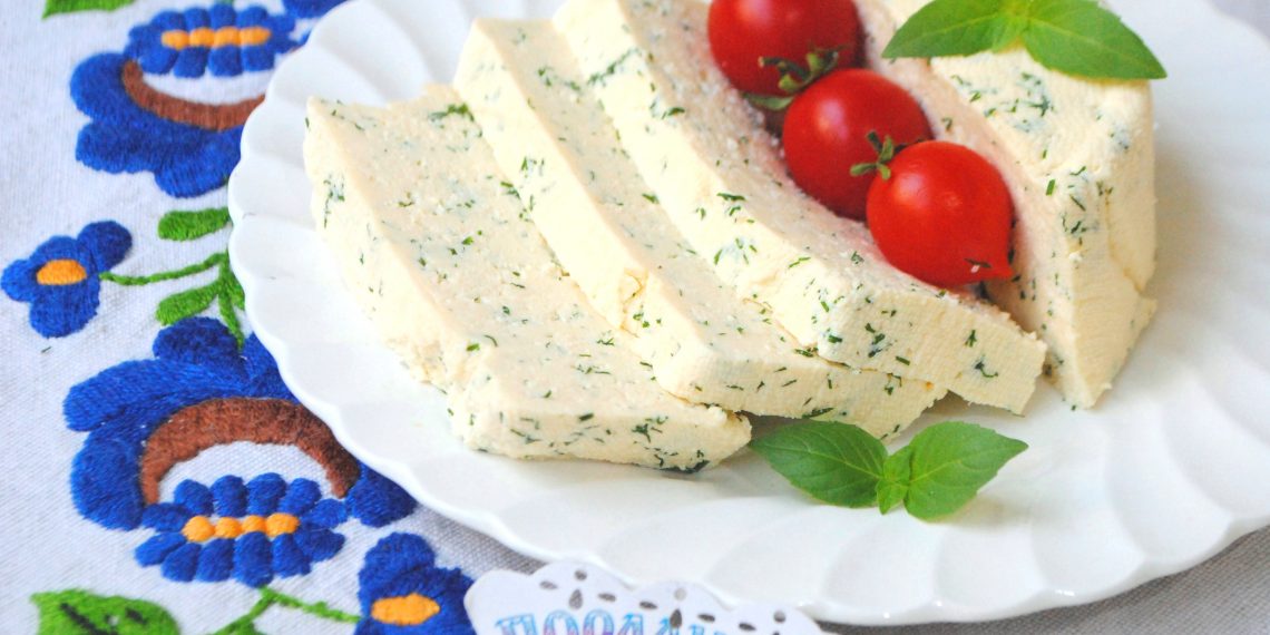 Смачний домашній сир із зеленню