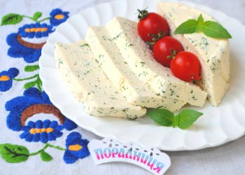 Смачний домашній сир із зеленню