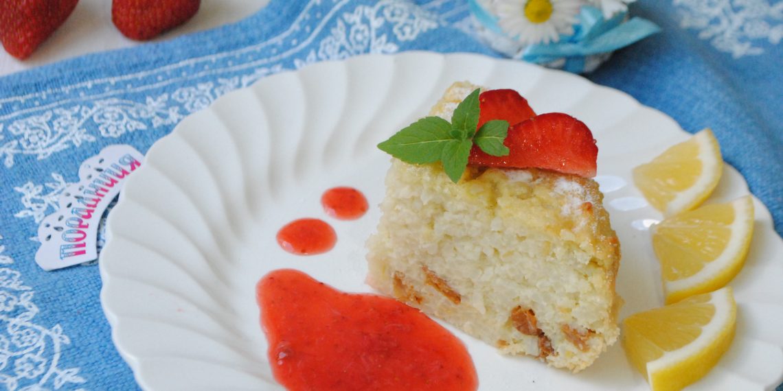 Рисова бабка з родзинками і полуничним соусом