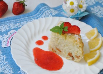 Рисова бабка з родзинками і полуничним соусом