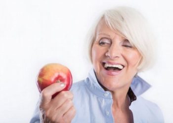 Як доглядати за зубними протезами