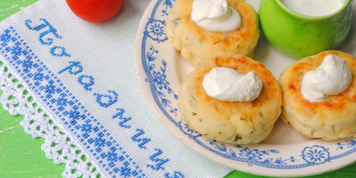 Літній сніданок: солоні сирники з кропом