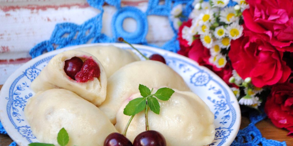 Пухкенькі вареники з вишнею