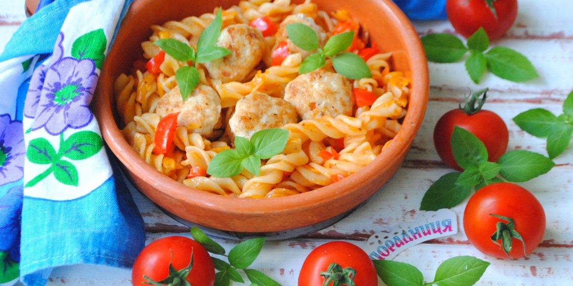 Макарони з овочами, смажені в сковороді