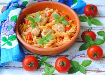 Макарони з овочами, смажені в сковороді