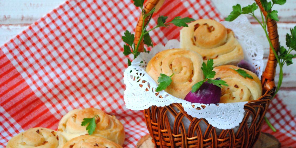 Булочки з цибулевою начинкою візьміть із собою на природу