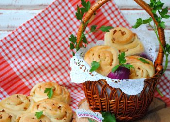 Булочки з цибулевою начинкою візьміть із собою на природу