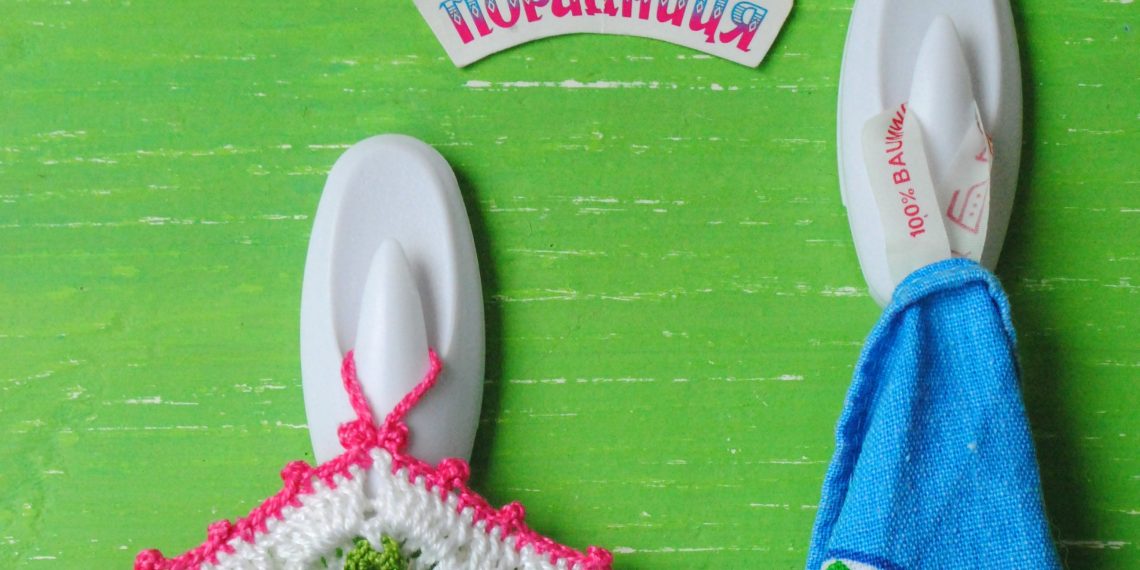 Чому відклеюються гачки?