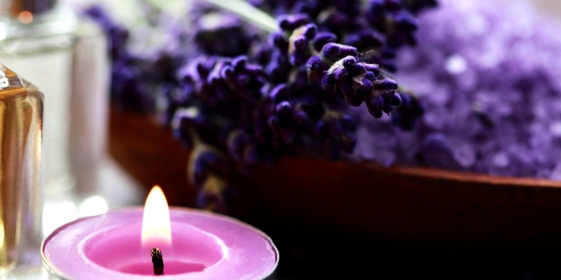 Комарів відлякає свічка