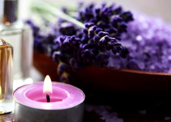 Комарів відлякає свічка