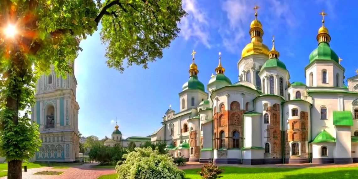 Чи правда, що неохрещеним не можна відвідувати храм?