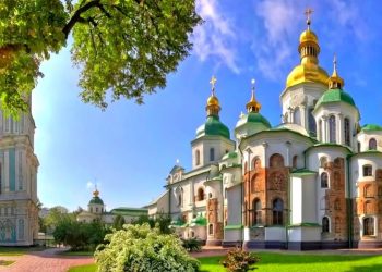 Чи правда, що неохрещеним не можна відвідувати храм?