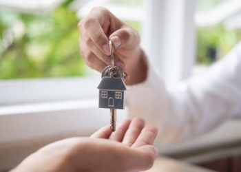 Тільки не під килимком! Куди сховати ключі від дому?