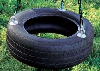 Зі старої шини — гойдалка
