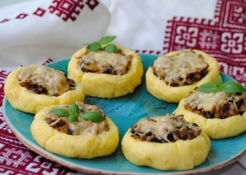 Кошики з фаршем і грибами