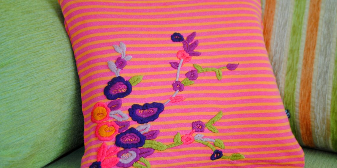 Нова подушка зі старої футболки