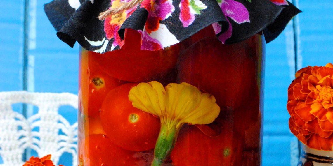 Помідори з чорнобривцями