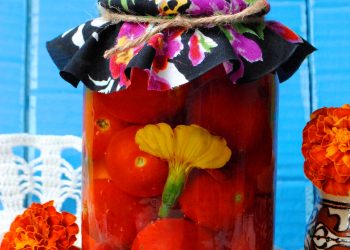 Помідори з чорнобривцями