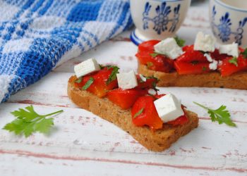 Бутерброди з печеним перцем і бринзою
