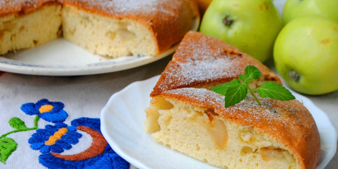 Яблучний пиріг на сковороді