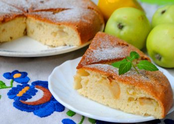 Яблучний пиріг на сковороді