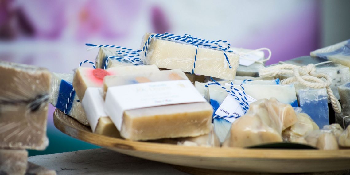 Мило від дірок у стіні