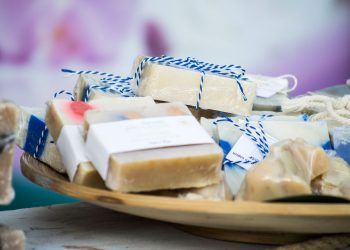 Мило від дірок у стіні