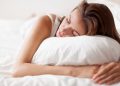Сон на животі спричиняє головний біль зранку
