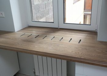 Стіл замість підвіконня: ідея для маленької кімнати