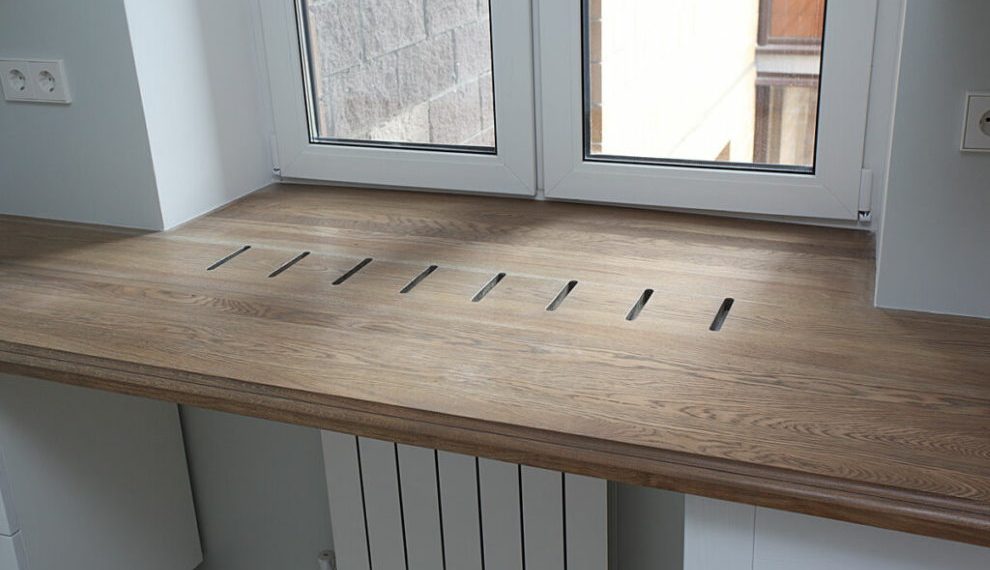 Стіл замість підвіконня: ідея для маленької кімнати