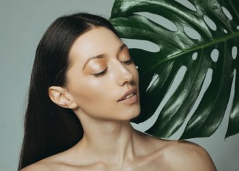 Брюнеткам на замітку: рецепт ополіскувача, який робить волосся темнішим