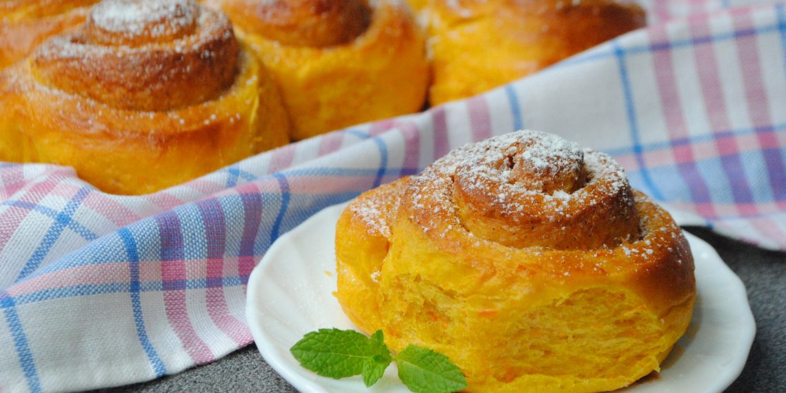 Пухкі гарбузові булочки: трохи сонця похмурого дня