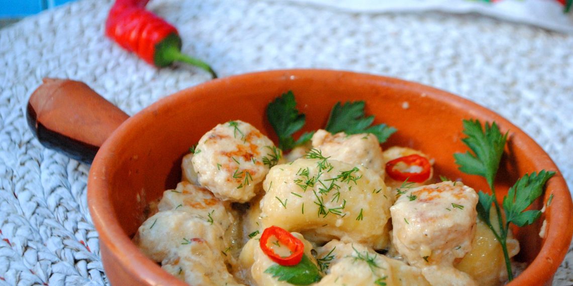 М’ясні фрикадельки з картопляними галушками