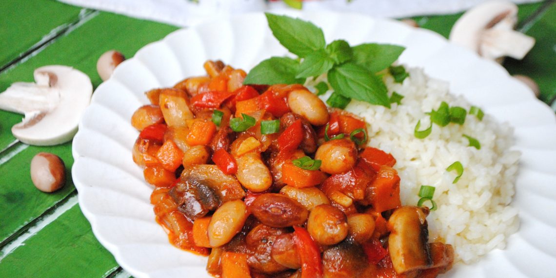 Квасоля з грибами та овочами