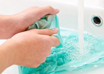 Уайт-спірит виведе плями від фарби з тканин