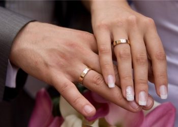 Чи може одружений священник носити обручку?