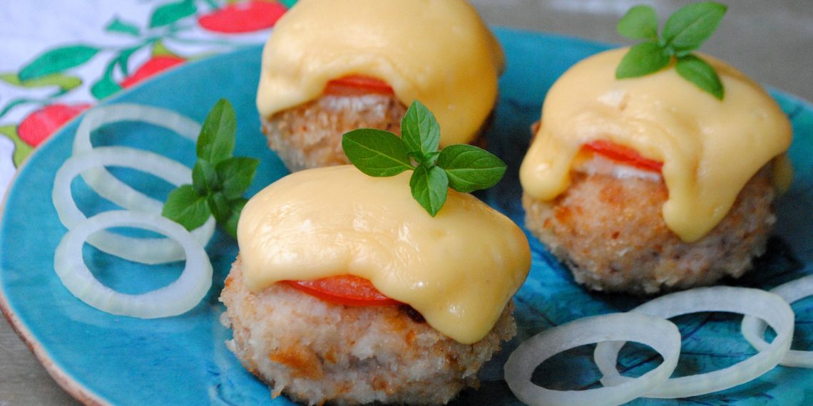 Котлети з “шапочкою” з томатів і сиру