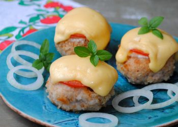 Котлети з “шапочкою” з томатів і сиру