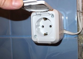 Миєте розетки — вимкніть струм