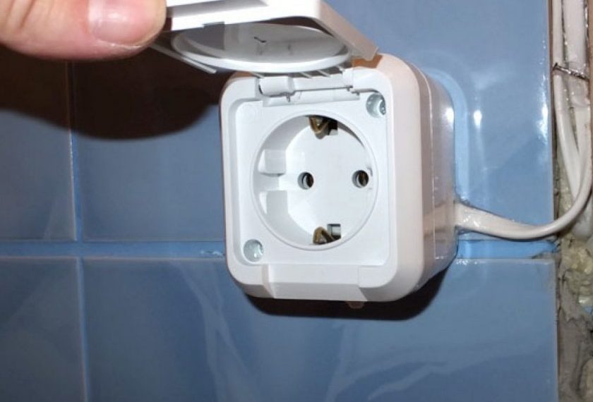 Миєте розетки — вимкніть струм